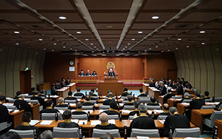宗議会の様子