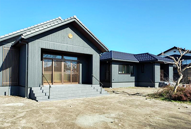 新築された寺院 (珠洲市/左が本堂)