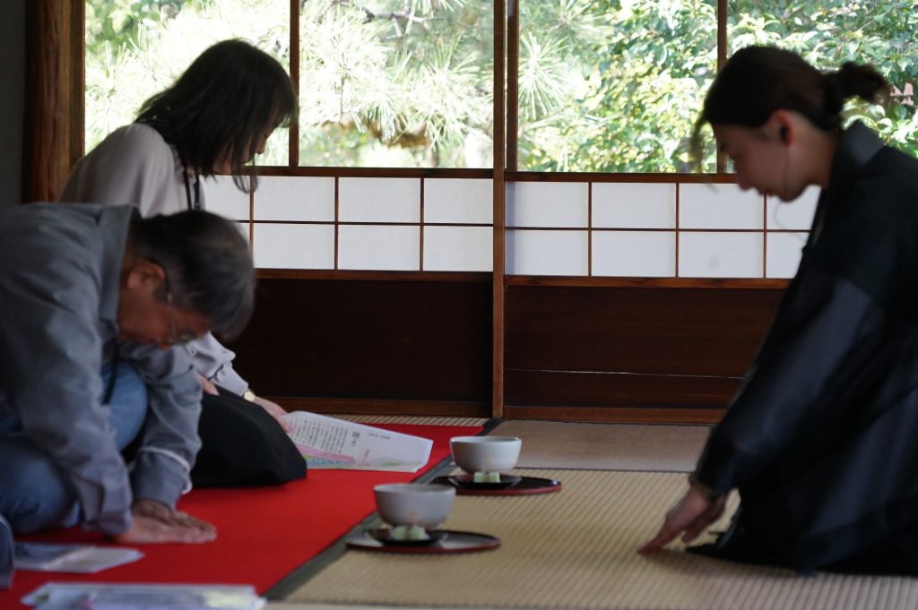 （１）案内ツアー【呈茶】3/28、3/29、4/4、4/5
①10：00、②11：00、③13：00、④14：00、⑤15：00